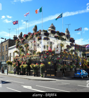 The Churchill Arms Pub in Kensington Church Street a Londra Foto Stock