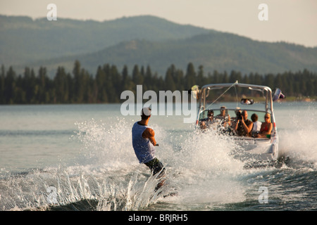 Giovane uomo wakeboard in Idaho. Foto Stock