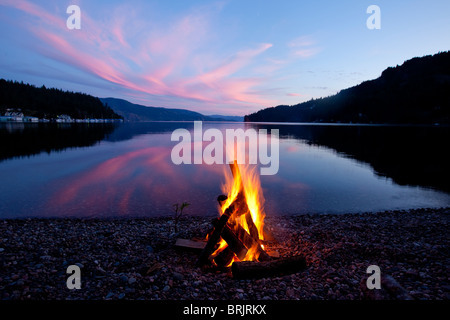 Campfire con tramonto riflesso sul lago in Idaho. Foto Stock