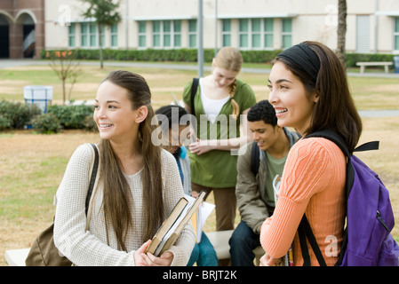 Gli studenti delle scuole superiori insieme dopo la scuola Foto Stock