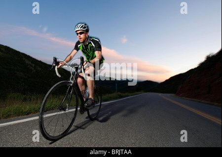 Una strada biker rides up East Canyon al tramonto vicino a Salt Lake City, UT. Foto Stock