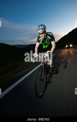 Una strada biker rides up East Canyon al tramonto vicino a Salt Lake City, UT. Foto Stock