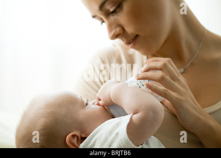 Alimentazione madre neonato con biberon Foto Stock