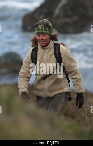 Una donna escursioni nei pressi di una spiaggia sulla costa dell'Oregon. Foto Stock