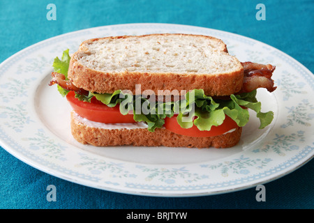 BLT o pancetta lattuga e pomodoro panino su una piastra Foto Stock