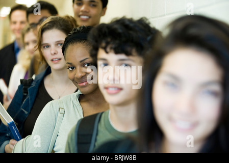 Gli studenti in attesa in linea Foto Stock