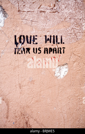 "Love Will Tear Us Apart' di nuovo i graffiti sulla parete in San Pietroburgo Russia Foto Stock