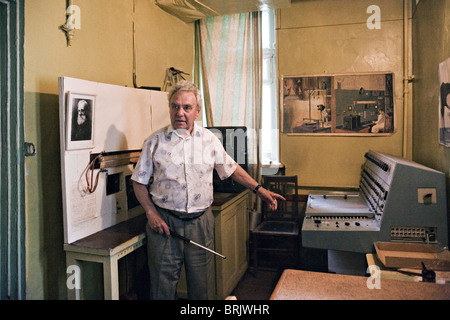 La guida a Ivan Pavlov's laboratorio sperimentale in Koltushi al di fuori di San Pietroburgo che spiega gli strumenti Pavlov utilizzato Foto Stock