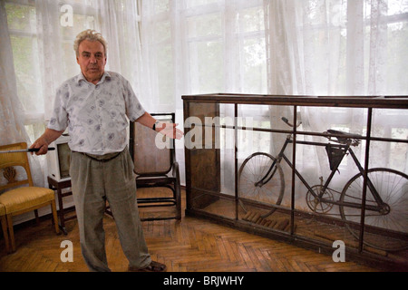 Guida che mostra Pavlov's biciclette presso il suo laboratorio sperimentale a Koltushi al di fuori di San Pietroburgo Russia Foto Stock