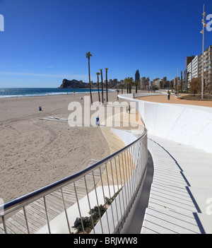 Benidorm è attraente spiaggia Poniente a tempo di giorno e con il suo nuovo lungomare e ingresso alla spiaggia .rivolta verso sud. Foto Stock