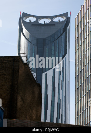 Le turbine eoliche costruite nella parte superiore di 150m strata tower, Elephant and Castle, Londra Foto Stock