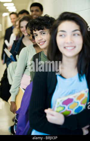 Gli studenti delle scuole superiori in attesa in linea Foto Stock