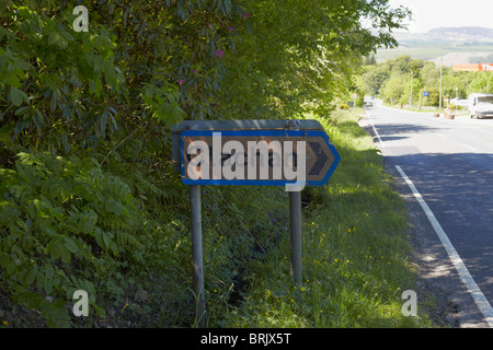 Cartello stradale di Clachan, sulla A815 Dunoon a Inveraray road. A Strachur, Argyll, Scozia Foto Stock