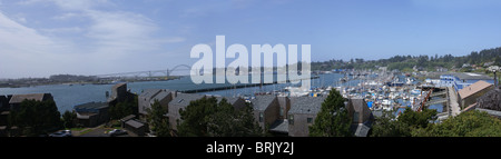 Yaquina Bay Bridge e la flotta da pesca marina, Newport, Oregon Coast Foto Stock