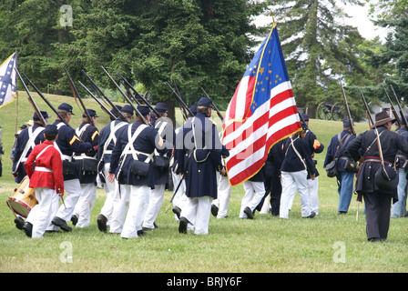 Le truppe dell'Unione marciando nella colonna formazione, guerra civile battaglia rievocazione, Port Gamble, WA Foto Stock