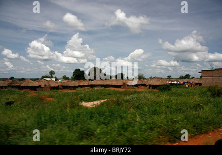 Gli sfollati interni di camp in nord Uganda sulla Kampala - Gulu autostrada. Foto Stock