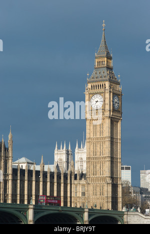 Big Ben clock tower (torre di Elisabetta) e double-decker bus sul Westminster Bridge di Londra, Inghilterra, Regno Unito. Foto Stock