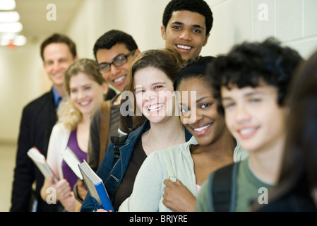 Gli studenti in attesa in linea Foto Stock