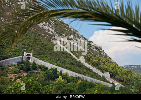 Le pareti di pietra e difensiva muri in pietra del XV secolo, Peljesac , Croazia Foto Stock