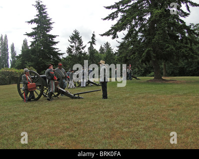 PORT GAMBLE, WA - Jun 20: guerra civile reenactors partecipare ad una simulazione di battaglia. Artiglieria confederato preparando le loro pistole. Foto Stock