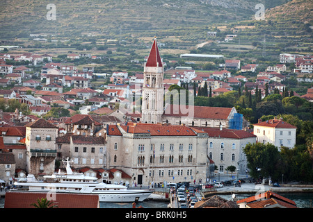 Città vecchia di Trogir e Cattedrale di San Lorenzo al centro della costa della Dalmazia, Croazia Foto Stock