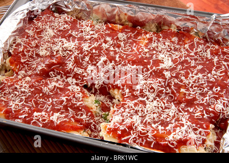 Un vassoio pieno di insaccati gusci di manicotti con salsa Foto Stock