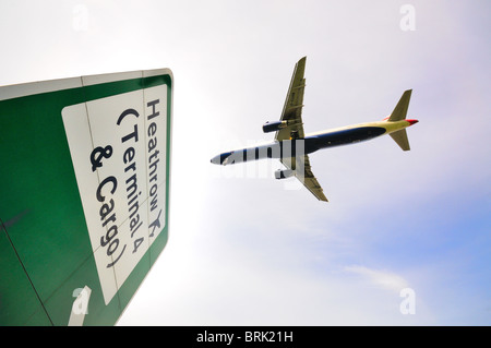 Bassa passeggero volare aerei di atterraggio all' aeroporto di Heathrow, Londra Foto Stock