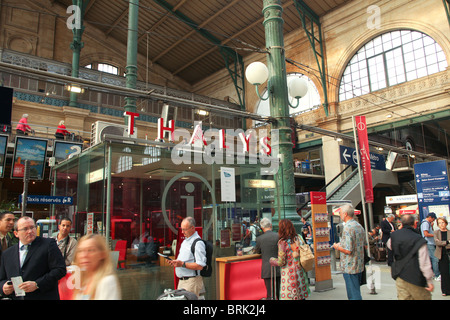 Banco informazioni del Thalys presso la stazione Gare du Nord di Parigi Foto Stock