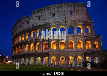 Il Colosseo o il Colosseo a Roma, in Italia è illuminata di notte Foto Stock