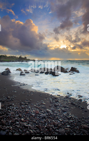 Drammatico tramonto su Hana Bay sulla costa nordorientale di Maui, Hawaii, nella città di Hana Foto Stock