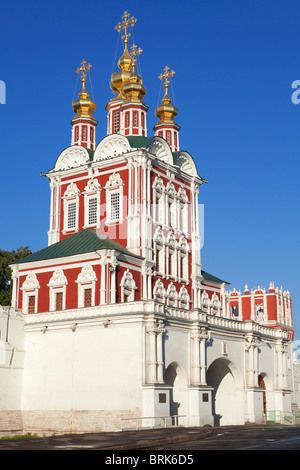 L'over-the-Gate Chiesa della Trasfigurazione (1683-1685) del Convento Novodevichy a Mosca, Russia Foto Stock