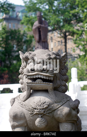 Leone cinese con la statua di Confusious in background culturale cinese giardino Cleveland Ohio Foto Stock