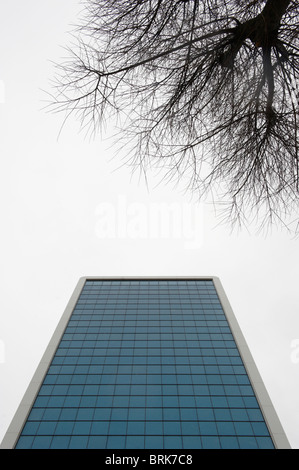 A basso angolo di vista moderno edificio di architettura con vetro finestra frontale Foto Stock
