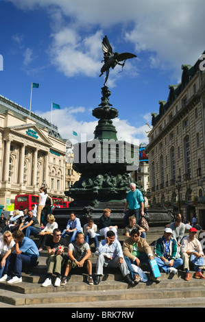 La folla si raccolgono intorno al staue di Eros, Piccadilly Circus, Londra Foto Stock