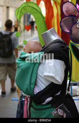 Mannequin headless e modellazione di bambola baby carrier Foto Stock