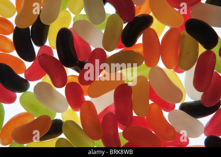 Molti Jelly Beans dolci su un bianco di massa posteriore Foto Stock