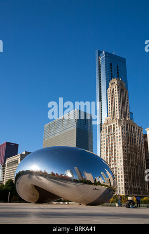 Il cloud gate cloudgate o bean scultura di atrist Anish Kapoor AT&T Plaza in Millennium Park entro l'area del ciclo di Chicago Foto Stock