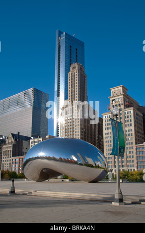 Il cloud gate cloudgate o bean scultura di atrist Anish Kapoor AT&T Plaza in Millennium Park entro l'area del ciclo di Chicago Foto Stock