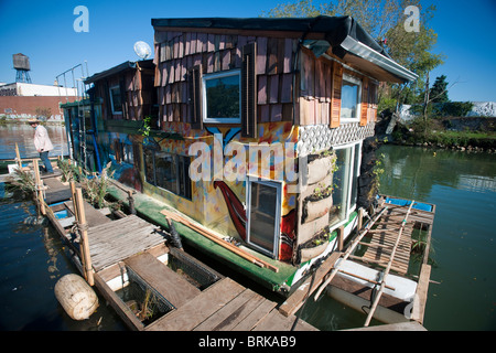 Una casa galleggiante sull'inquinamento fluviale la Gowanus Canal, di Brooklyn a New York, Foto Stock