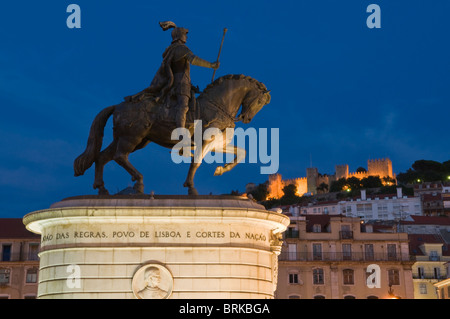 Dom Joao mi statua e Castello Praça da Figueira Lisbona Portogallo Foto Stock