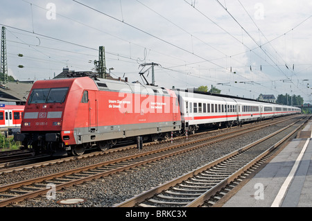 Le ferrovie tedesche IC (intercity) treni passeggeri verso nord, fuori di Solingen, Renania settentrionale-Vestfalia (Germania). Foto Stock