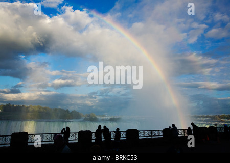 I turisti gawk all'arcobaleno e spettacolari nubi su Cascate Horseshoe, Niagara Falls, Ontario, Canada Foto Stock