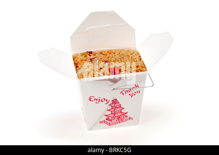 Aprire il cibo cinese take away della scatola di cartone della carne di maiale riso fritto su sfondo bianco tagliato fuori Foto Stock