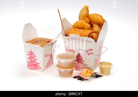 Estrarre il cibo cinese cartoni di maiale riso fritto di pollo e le dita con un eggroll su sfondo bianco. Foto Stock