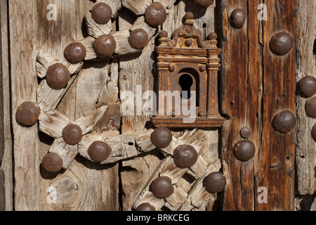 Santa Maria la Mayor e Chiesa di Morella, Spagna. Toppa di chiave e i dettagli di metallo in legno porta chiodati, circa del XIV secolo. Foto Stock