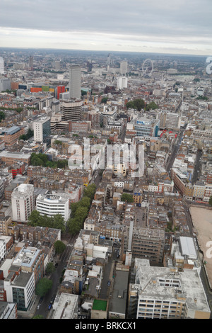 Vista aerea del centro di Londra in un giorno nuvoloso, guardando verso Tottenham Court Road verso la ruota del millennio. Foto Stock