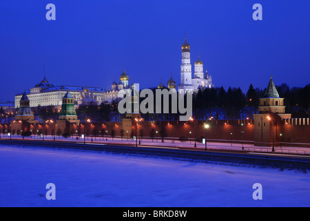 Il Cremlino (1482-1495) su un bel freddo inverno sera a Mosca, Russia Foto Stock