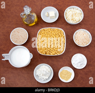 Mise en place layout di ingredienti per in casa maccheroni e formaggio Foto Stock