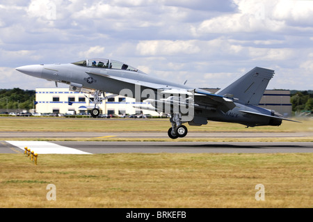 Boeing F/A-18F Super Hornet azionato dal Navy US prendendo il largo a Farnborough, Airshow di Farnborough, Regno Unito. Foto Stock