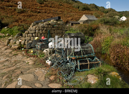 Pentole di aragosta e granchio bicchieri impilati in Penberth in Cornovaglia. Foto Stock